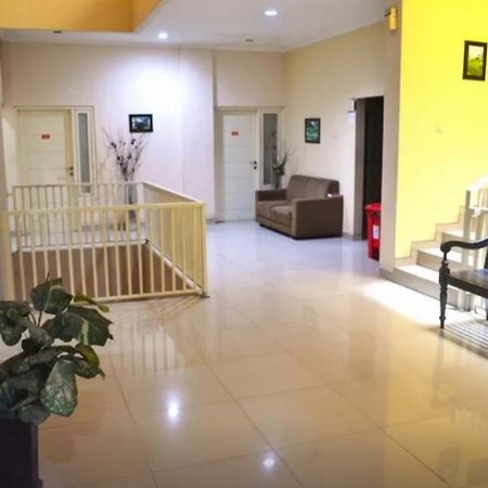 Reddoorz Near Plaza Araya Malang Hotell Blimbing  Eksteriør bilde