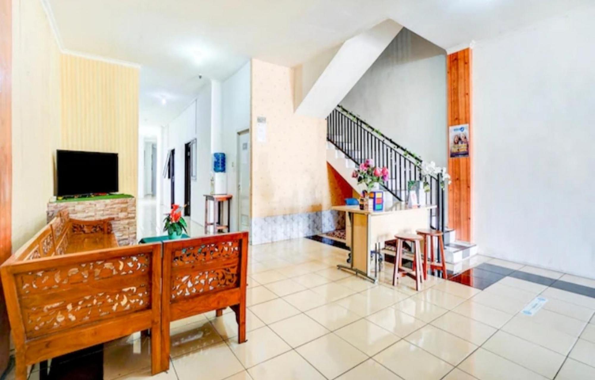 Reddoorz Near Plaza Araya Malang Hotell Blimbing  Eksteriør bilde