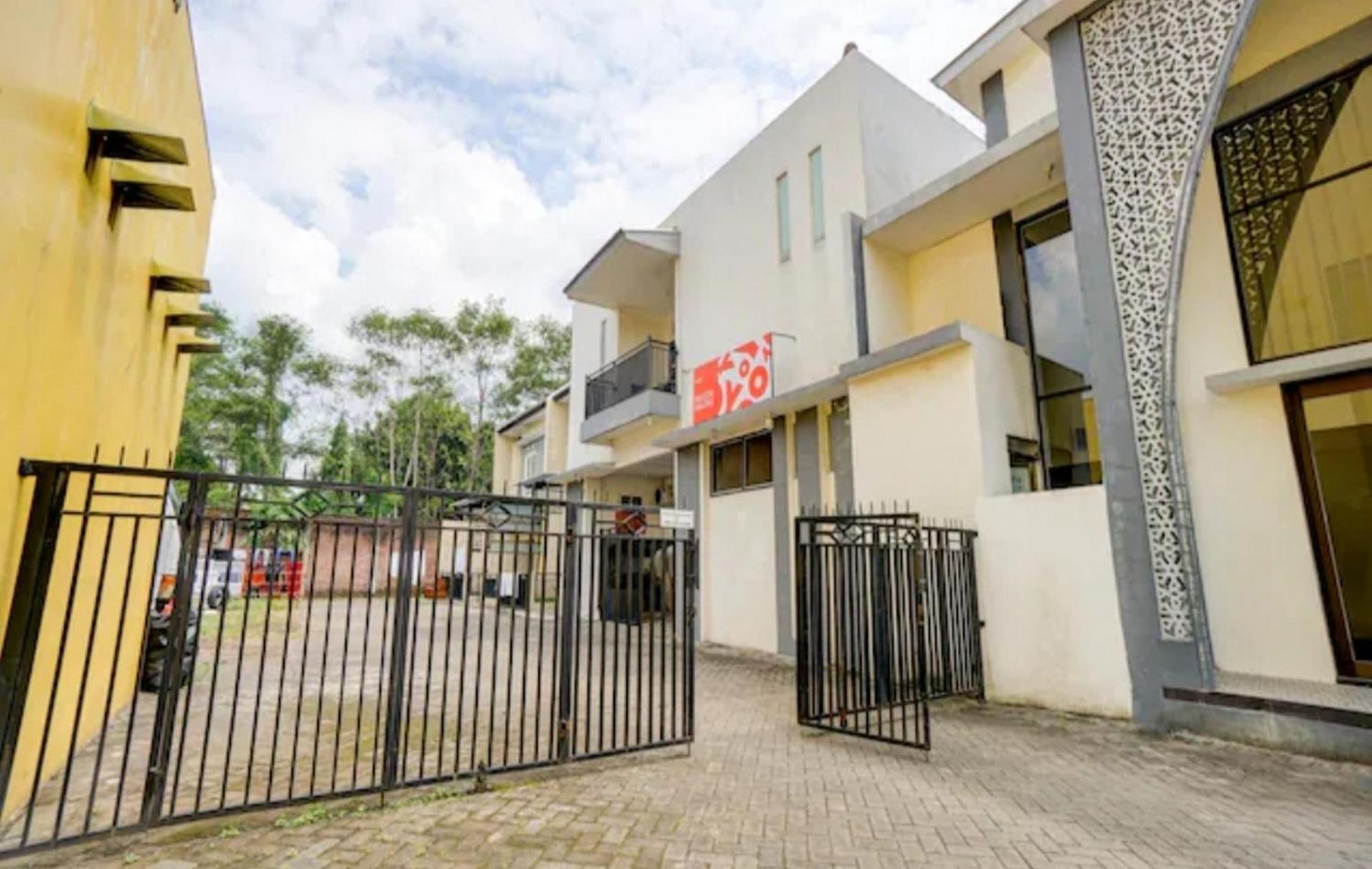 Reddoorz Near Plaza Araya Malang Hotell Blimbing  Eksteriør bilde