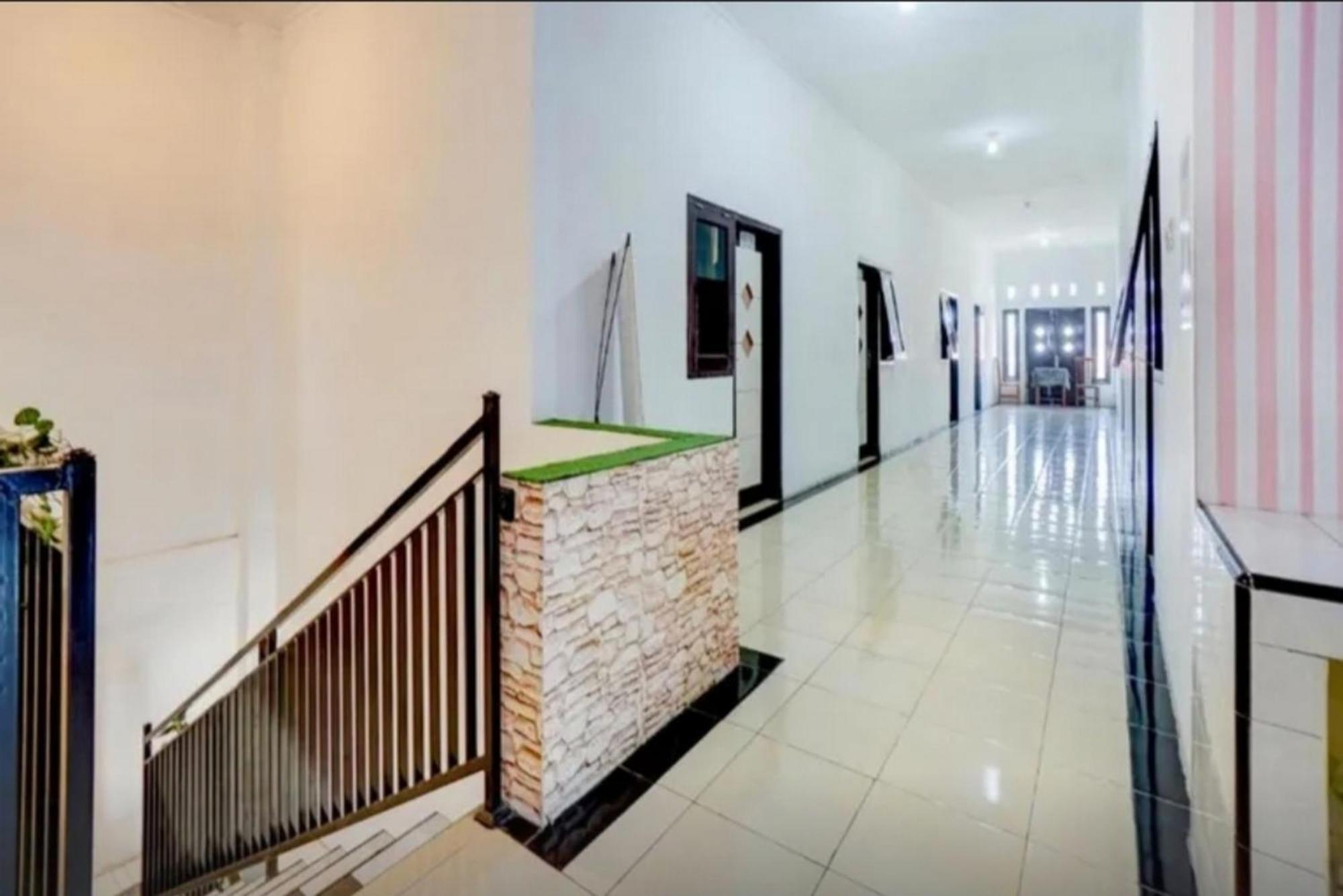 Reddoorz Near Plaza Araya Malang Hotell Blimbing  Eksteriør bilde